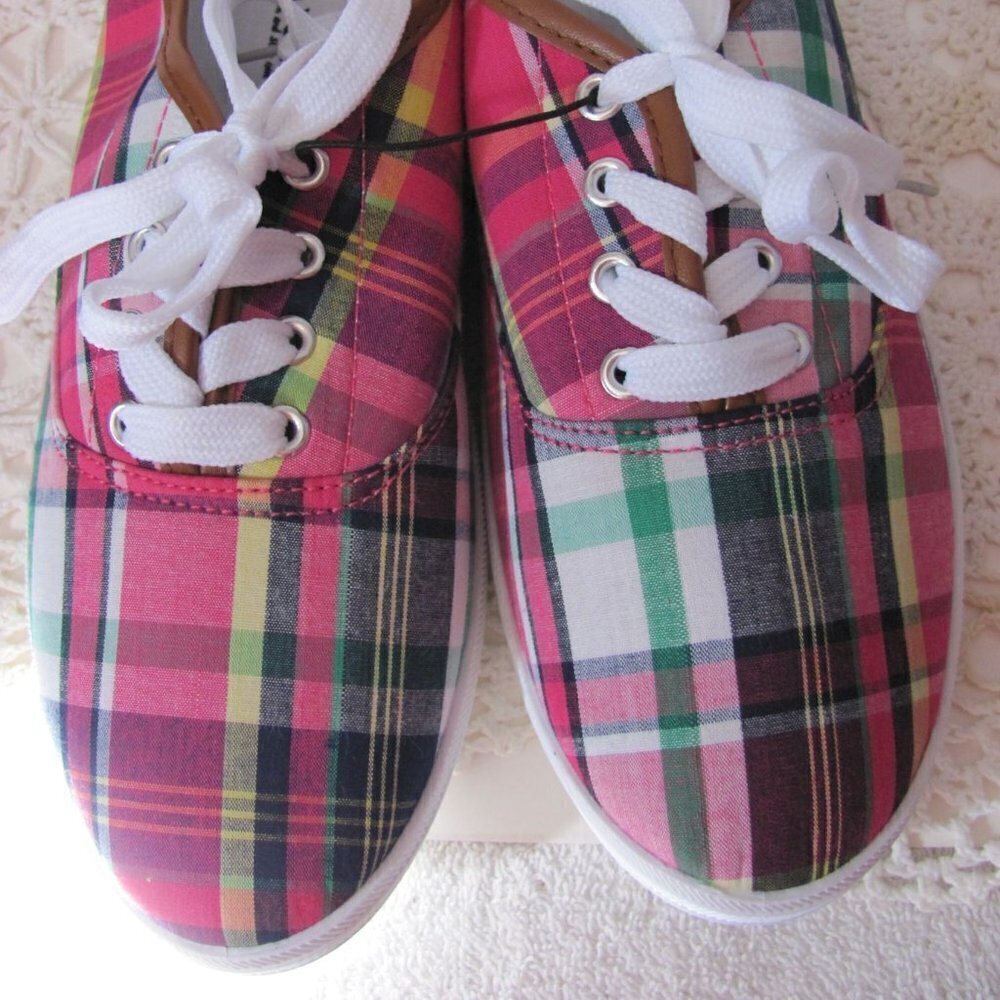 TWISTED LADIES PINK PLAID SNEAKERS BRAND NEW SIZE 6.5 PERFECT FOR GOING BACK TO